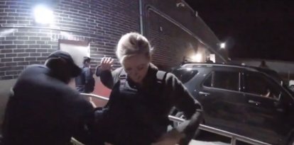 La periodista de CNN Pamela Brown es equipada con un chaleco antibalas por un agente del ICE en 2016