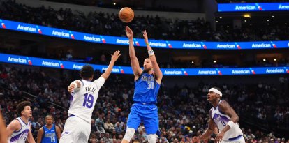 El escolta de los Dallas Mavericks, Klay Thompson (31), lanza contra el escolta de los Utah Jazz, Ace Bailey (19), y el alero Taylor Hendricks (0) durante la segunda mitad de un partido de baloncesto de la NBA en Dallas, el jueves 15 de enero de 2026.