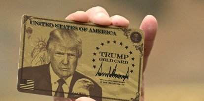 El presidente de Estados Unidos, Donald Trump, levanta una "Tarjeta Dorada Trump"