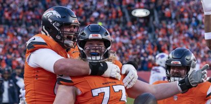 El tackle ofensivo de los Denver Broncos, FRANK CRUM (73), celebra su recepción de touchdown en la primera mitad del partido de playoffs de la Ronda Divisional de la AFC entre los Denver Broncos y los Buffalo Bills.