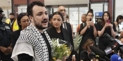 Mahmoud Khalil, a la izquierda, habla durante una conferencia de prensa mientras la representante Alexandria Ocasio-Cortez, demócrata por Nueva York, observa su llegada al Aeropuerto Internacional de Newark, el sábado 21 de junio de 2025, en Newark, Nueva Jersey.