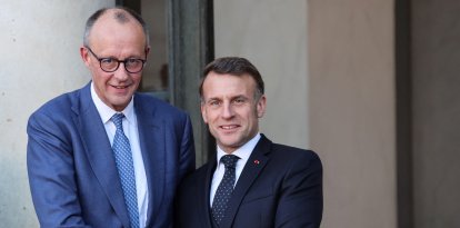 El presidente de Francia, Emmanuel Macron (derecha), recibe al canciller alemán, Friedrich Merz (izquierda), en el Palacio del Elíseo en París, el 6 de enero de 2026, antes de la cumbre de la Coalición de la Voluntad sobre garantías de seguridad para Ucrania.