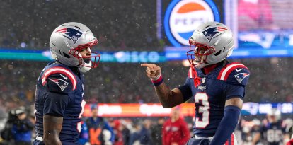 Los receptores abiertos de los Patriots, KAYSHON BOUTTE (9) y DEMARIO DOUGLAS (3), celebran tras un touchdown durante la segunda mitad del partido de la Ronda Divisional de los Playoffs de la NFL entre los New England Patriots y los Houston Texans el 18 de enero de 2026 en Foxboro, Massachusetts. Los Patriots ganaron 28-16.