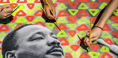 Estudiantes pintan una imagen de Martin Luther King Jr.