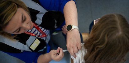 Una enfermera inyecta una dosis de la vacuna contra el virus del papiloma humano (VPH)