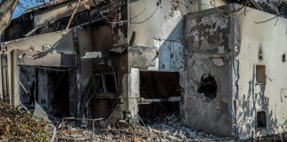 Vista de los edificios destruidos en el kibutz Be'eri, cerca de la frontera entre Israel y Gaza.