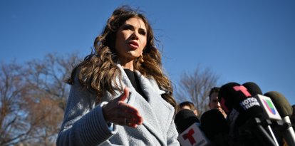 Kristi Noem en las afueras de la Casa Blanca/ Mandel Ngan