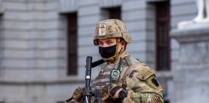 Un miembro armado de la Guardia Nacional de Pensilvania