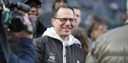 El gobernador de Pensilvania, Josh Shapiro, durante el partido entre los Philadelphia Eagles y los Pittsburgh Steelers en el Lincoln Financial Field de Filadelfia, Pensilvania
