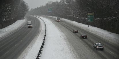Carros circulan por la Interestatal 495 mientras cae la nieve durante una tormenta invernal en Bethesda, Maryland, el 6 de enero de 2025. Un enorme sistema tormentoso descargó fuertes nevadas y lluvia helada sobre amplias zonas del este de Estados Unidos el lunes, lo que interrumpió los desplazamientos y el trabajo de millones de estadounidenses desde el valle de Ohio hasta la capital, Washington

Traducción realizada con la versión gratuita del traductor DeepL.com