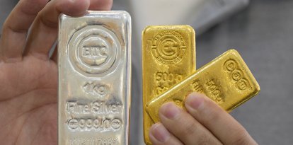 Un joyero muestra lingotes de oro y plata en su tienda (Archivo)