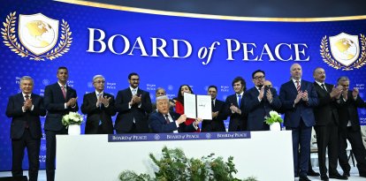 El presidente de Paraguay, Santiago Peña (2.º por la izquierda), el primer ministro de Pakistán, Shehbaz Sharif (5.º por la izquierda), la presidenta de Kosovo, Vjosa Osmani (centro-derecha), el presidente de Argentina, Javier Milei (5.º por la derecha), el primer ministro de Armenia, Nikol Pashinyan (4.º por la derecha), el ex primer ministro de Bulgaria, Rosen Zhelyazkov (
(tercero por la derecha), el presidente de Azerbaiyán, Ilham Aliyev (segundo por la derecha), y el primer ministro de Hungría, Viktor Orbán (derecha), aplauden mientras el presidente de Estados Unidos, Donald Trump (centro), sostiene la carta fundacional firmada en la reunión de la «Junta de Paz» durante la reunión anual del Foro Económico Mundial (FEM) en Davos, el 22 de enero de 2026.
El presidente de Estados Unidos, Donald Trump, presentará su nueva «Junta de Paz» en Davos el 22 de enero de 2026, reforzando su pretensión de ser un pacificador un día después de retractarse de sus propias amenazas contra Groenla
