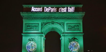 "l Arco del Triunfo se iluminó con la inscripción «El Acuerdo de París está hecho» en París el 4 de noviembre de 2016, para celebrar el primer día de aplicación del acuerdo climático de la COP21 de París.