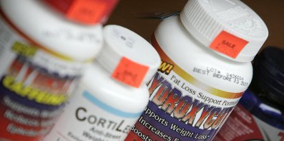 Vitaminas y suplementos se exhiben en el escaparate de una tienda