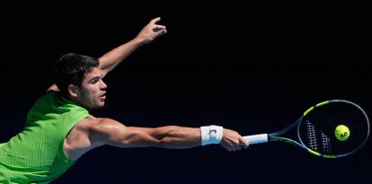 El español Carlos Alcaraz devuelve un revés a Corentin Moutet, de Francia, durante su partido de tercera ronda del Abierto de Australia en Melbourne, Australia, el viernes 23 de enero de 2026.