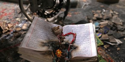 Libros religiosos quemados dentro de una mezquita durante las recientes protestas públicas en Teherán