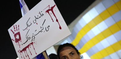 Una mujer protesta en solidaridad por la represión en Irán