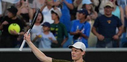Jannik Sinner de Italia celebra tras derrotar a su compatriota Luciano Darderi durante su partido de cuarta ronda del Abierto de Australia de tenis en Melbourne, Australia, el lunes 26 de enero de 2026.