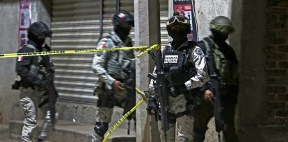 Miembros de la Guardia Nacional en la escena de un tiroteo masivo que dejó 11 muertos en México