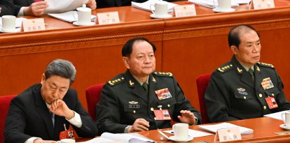 He Weidong (derecha), vicepresidente segundo de la Comisión Militar Central (CMC) de China, y Zhang Youxia (centro), vicepresidente primero de la CMC, asisten a la sesión inaugural de la Asamblea Popular Nacional (APN) en el Gran Salón del Pueblo de Pekín el 5 de marzo de 2025.