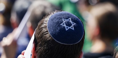 Un participante lleva una kipá durante una ceremonia conmemorativa en el Memorial de Bergen-Belsen
