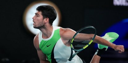 Carlos Alcaraz, de España, saca ante Alex de Miñaur, de Australia, durante su partido de cuartos de final en el campeonato de tenis del Abierto de Australia, celebrado en Melbourne, Australia, el martes 27 de enero de 2026. (