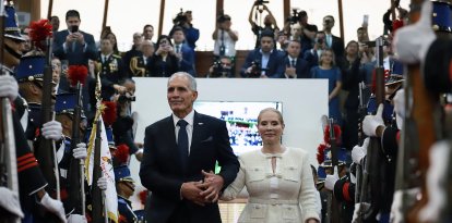 Fotografía difundida por el Congreso hondureño que muestra al presidente electo de Honduras, Nasry Asfura, y a su esposa, Lissette del Cid Fernández, a su llegada a la ceremonia de investidura en el Congreso hondureño en Tegucigalpa el 27 de enero de 2026.
Asfura, un empresario conservador elegido con el apoyo del presidente estadounidense Donald Trump, asumió la presidencia de Honduras con una agenda vinculada a Estados Unidos para abordar los desafíos económicos y de seguridad que enfrenta el país más empobrecido y violento de Centroamérica.