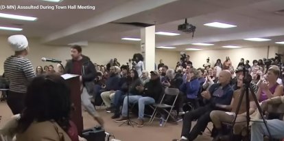 Ilhan Omar observa al hombre que le lanzó líquido