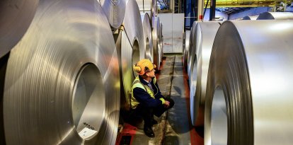 Foto de archivo del 15/02/17 de un trabajador inspeccionando rollos de acero. Theresa May declaró al presidente Donald Trump que los aranceles estadounidenses al acero de la UE son "injustificados y profundamente decepcionantes".