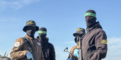 Hombres armados de Hamás y la Yihad Islámica en Palestina entregan al personal de la Cruz Roja un cuerpo que recuperaron de Beit Lahia antes de entregárselo a Israel para determinar si pertenece a uno de los rehenes, norte de la Franja de Gaza, 3 de diciembre de 2025