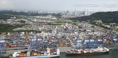 (Archivo) Entrada de buques comerciales al Canal de Panamá