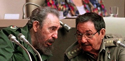 Los dictadores cubanos Fidel Castro y su hermano Raúl Castro