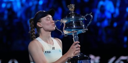 Elena Rybakina de Kazajistán besa la Copa Memorial Daphne Akhurst tras derrotar a Aryna Sabalenka de Bielorrusia para ganar la final individual femenina del Abierto de Australia de tenis en Melbourne, Australia, el sábado 31 de enero de 2026
