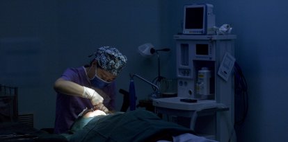 Doctor realizando una cirugía estética (Archivo)