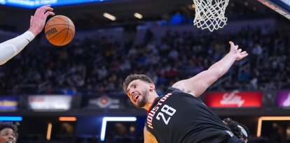 El pívot de los Houston Rockets, Alperen Sengun (28), recibe una falta por detrás del alero de los Indiana Pacers, Bennedict Mathurin (00), durante la segunda mitad de un partido de baloncesto de la NBA en Indianápolis.