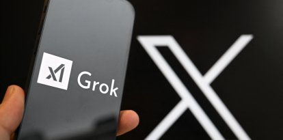 (Archivo) Una imagen con el logo de la IA Grok y de la red social X