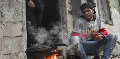 Un hombre frente a una cocina improvisada en medio de un apagón en Cuba