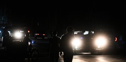 (ARCHIVOS) Cubanos caminan por una calle durante un apagón en La Habana el 25 de enero de 2026. El este de Cuba, donde se encuentra Santiago de Cuba, la segunda ciudad más grande del país, quedó sumido en la oscuridad la noche del 4 de febrero de 2026 debido a un fallo en la red eléctrica, según anunciaron la compañía eléctrica y la televisión nacional.