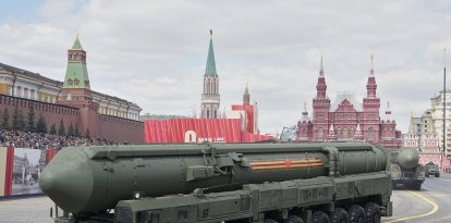 Lanzadores de misiles balísticos rusos RS-24 Yars ruedan durante el desfile militar del Día de la Victoria en Moscú, Rusia, el viernes 9 de mayo de 2025, con motivo del 80.º aniversario de la victoria de la Unión Soviética sobre la Alemania nazi durante la Segunda Guerra Mundial.