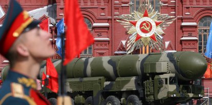 Un misil balístico intercontinental Topol-M ruso cruza la Plaza Roja (Archivo)