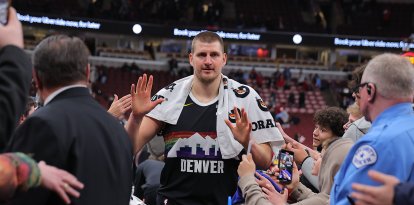 Nikola Jokic, número 15 de los Denver Nuggets, abandona la cancha tras un partido contra los Chicago Bulls el 7 de febrero de 2026 en el United Center de Chicago, Illinois.
