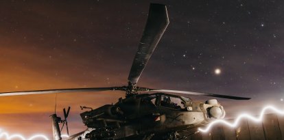 Soldados estadounidenses asignados a la 4.ª Brigada de Aviación de Combate preparan helicópteros AH-64 Apache para la Operación Hawkeye Strike dentro del área de responsabilidad del Mando Central de Estados Unidos, el 19 de diciembre de 2025.