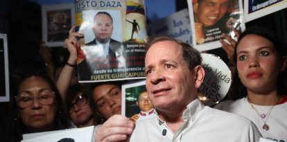 El líder político venezolano Juan Pablo Guanipa habla con los medios después de su liberación de la prisión Helicoide