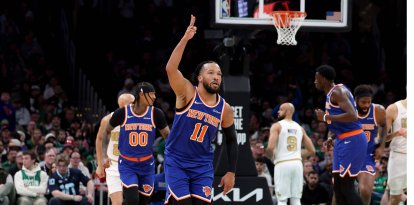 El base de los New York Knicks, Jalen Brunson (11), celebra tras anotar tres puntos durante la primera mitad de un partido de baloncesto de la NBA contra los Boston Celtics, el domingo 8 de febrero de 2026, en Boston.