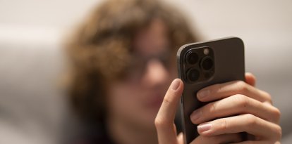 El adolescente Bruno navega por las redes sociales en su teléfono en Madrid el 4 de febrero de 2026. España tratará de prohibir las redes sociales a los menores de 16 años para protegerlos de contenidos nocivos como la pornografía y la violencia, según anunció ayer el presidente del Gobierno, Pedro Sánchez, lo que provocó una airada respuesta del propietario de X, Elon Musk. El fundador de Telegram, Pavel Durov, se ha unido hoy al magnate tecnológico Elon Musk para criticar al presidente del Gobierno español, Pedro Sánchez, por su «peligroso» plan de prohibir las redes sociales a los menores de 16 años. (Foto de Paul Hanna / AFP)