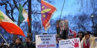 Manifestantes frente a la embajada iraní en Londres. Cientos de personas han muerto y miles han sido detenidas en el levantamiento contra el gobierno del líder supremo, el ayatolá Alí Jamenei, lo que ha provocado nuevos llamamientos a los ministros para que proscriban al CGRI. Fecha de la imagen: lunes 12 de enero de 2026.