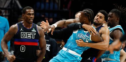 El alero de los Charlotte Hornets, Moussa Diabate, delante a la derecha, es retenido mientras se pelea con el pívot de los Detroit Pistons, Jalen Duren (0), durante la segunda mitad de un partido de baloncesto de la NBA en Charlotte, Carolina del Norte, el lunes 9 de febrero de 2026.