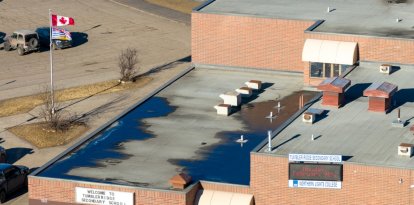 Vista aérea del edificio de la escuela secundaria Tumbler Ridge