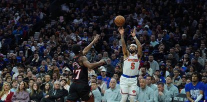 José Alvarado, de los New York Knicks, salta para lanzar contra Vj Edgecombe, de los Philadelphia 76ers, durante la primera mitad de un partido de baloncesto de la NBA, el miércoles 11 de febrero de 2026, en Filadelfia.