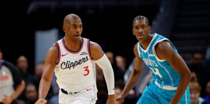 El base de Los Angeles Clippers, Chris Paul (3), empuja el balón hacia adelante por delante del alero de los Charlotte Hornets, Moussa Diabate, durante la primera mitad de un partido de baloncesto de la NBA en Charlotte, Carolina del Norte, el sábado 22 de noviembre de 2025.